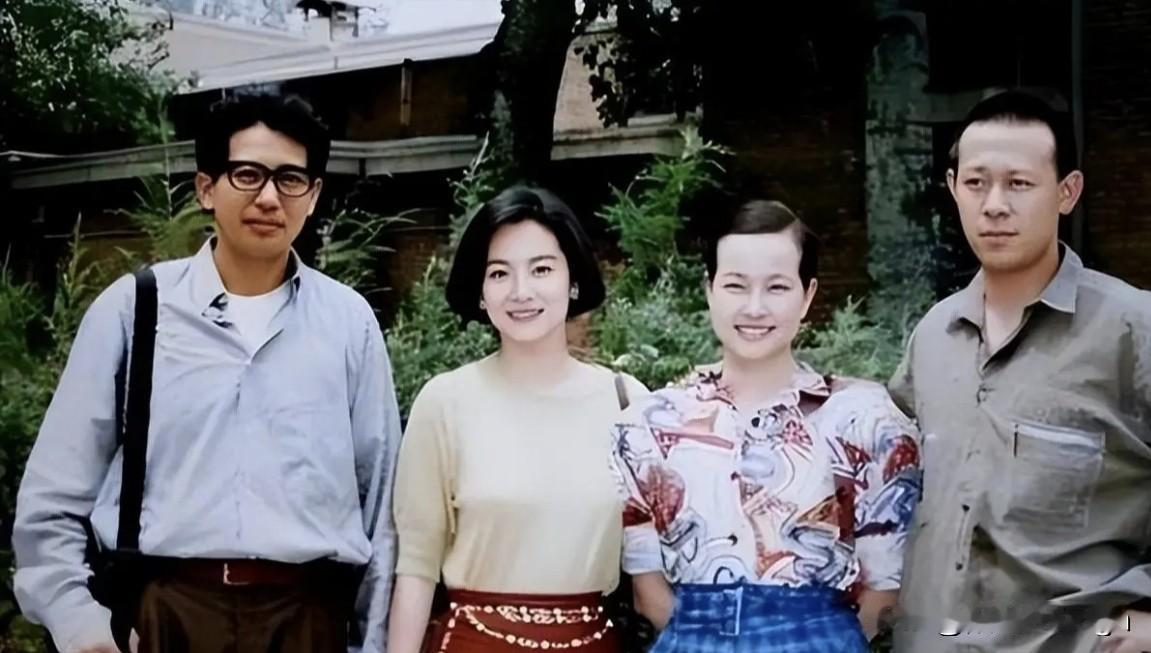 刘晓庆单拎出来看，那也是个明艳大美人，长得洋气又精致，但跟林青霞往一块儿一站，这