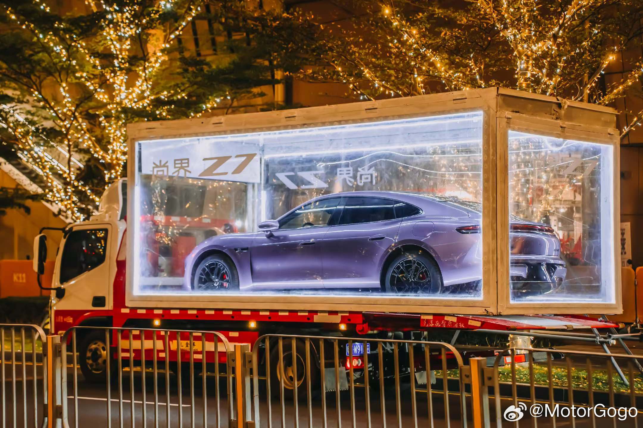 尚界Z7今天应该是都到店了，前两天看销售发的是这样的方式拉到店里，先做一回显眼