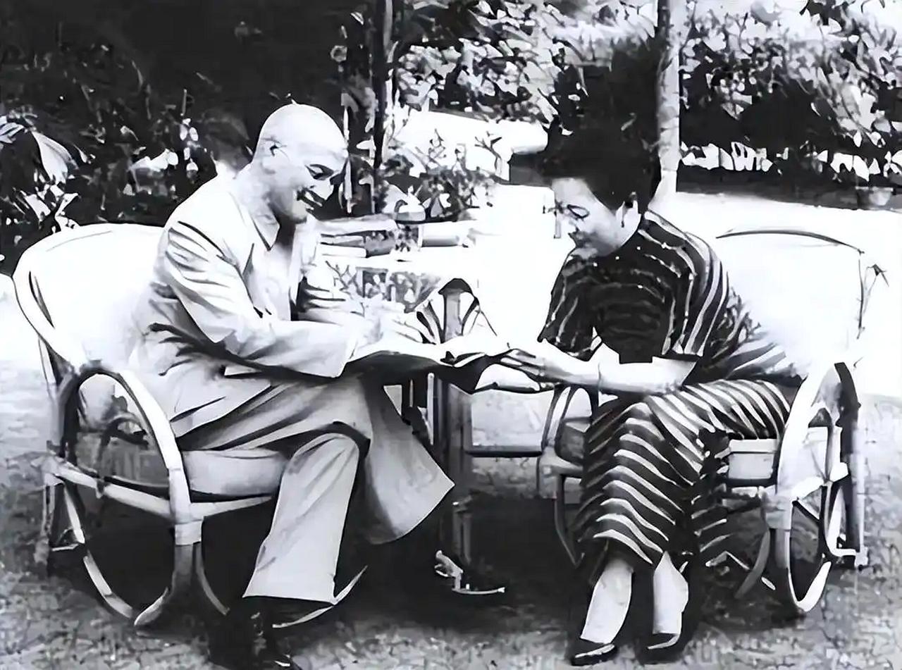 蒋介石去世后，她没有争权，却还是被请出局1975年4月5日，台北士林官邸，蒋介