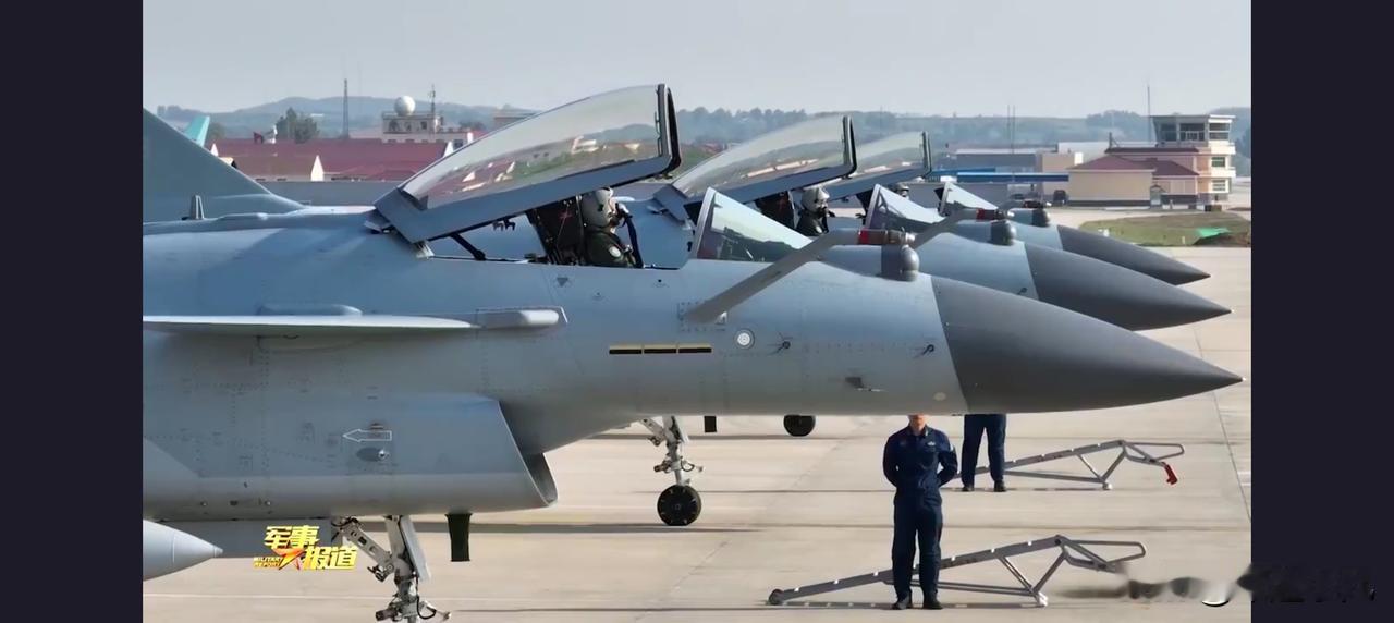 央妈放大招！歼10C最新画面藏彩蛋：立领抗荷服专为海上设计，有什么特点？这一