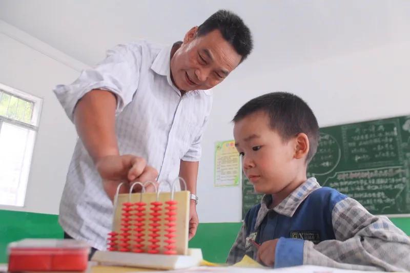 唉，亲戚李老师，今年四十四岁了，是一所规模较小的乡村初级中学的副校长。他在副校长