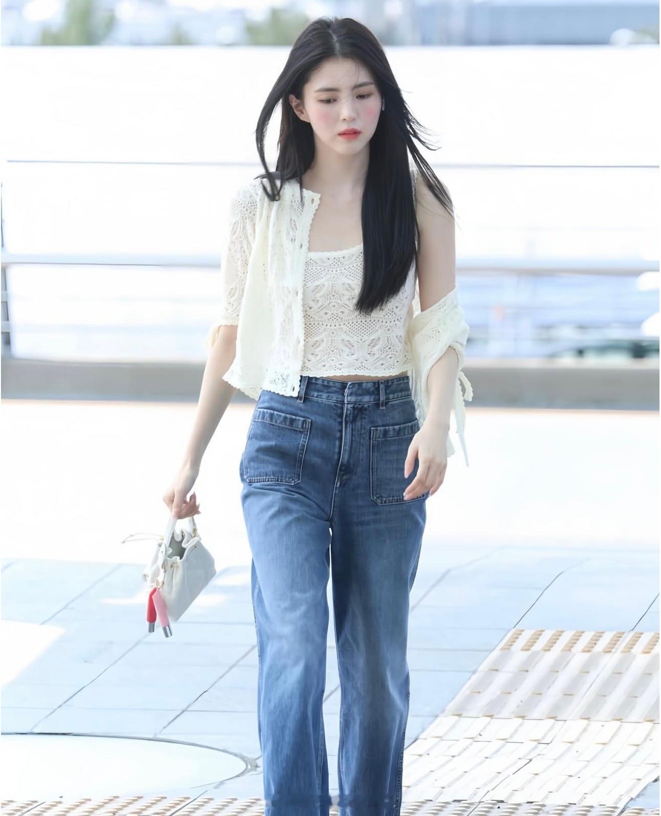 韩素希韩素希继续出发去参加雕活动依然是仁川机场穿的很韩式小清新呢​​​