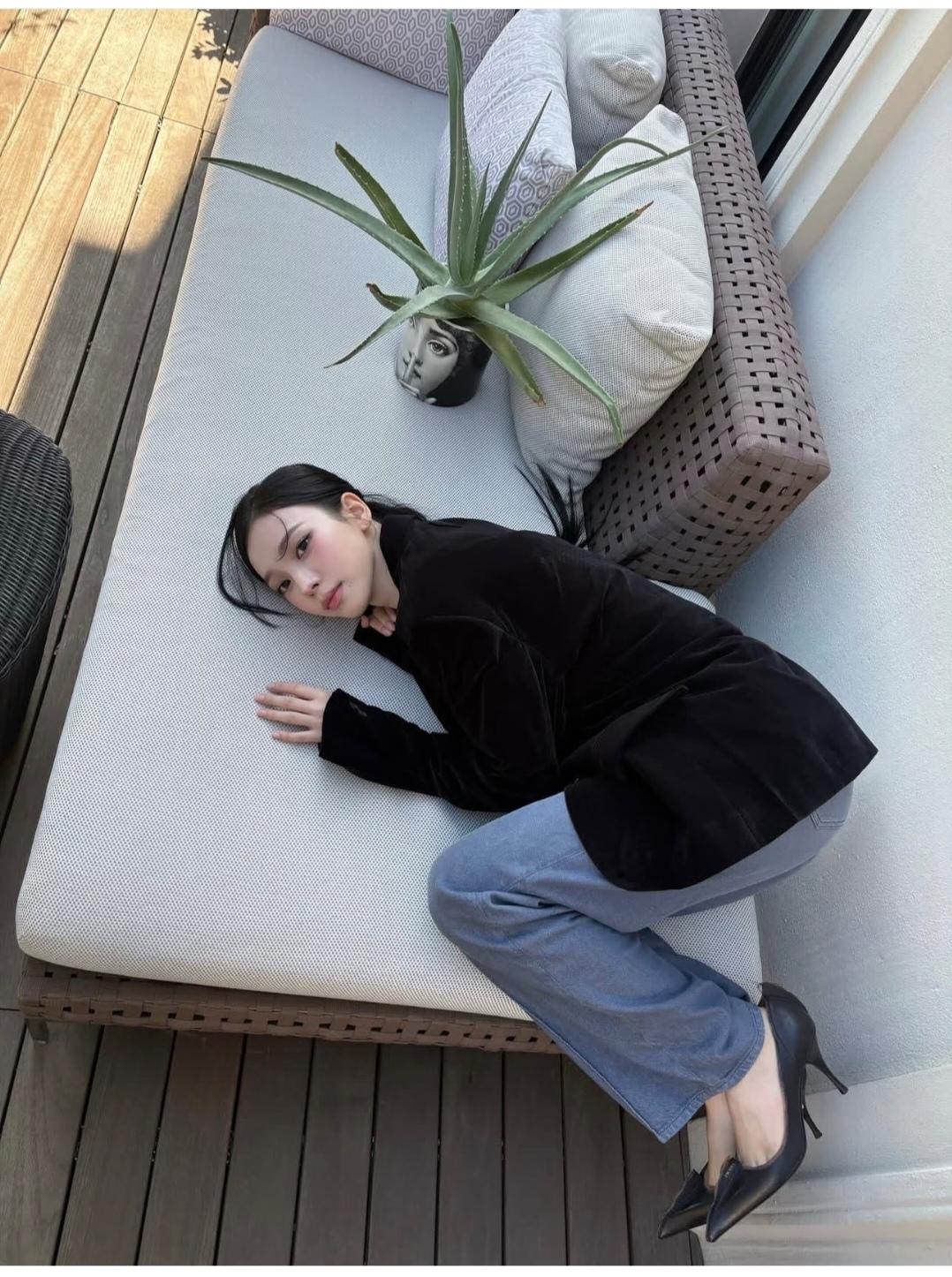 这鞋子是真大，为什么在家还要穿的这么正式呢？