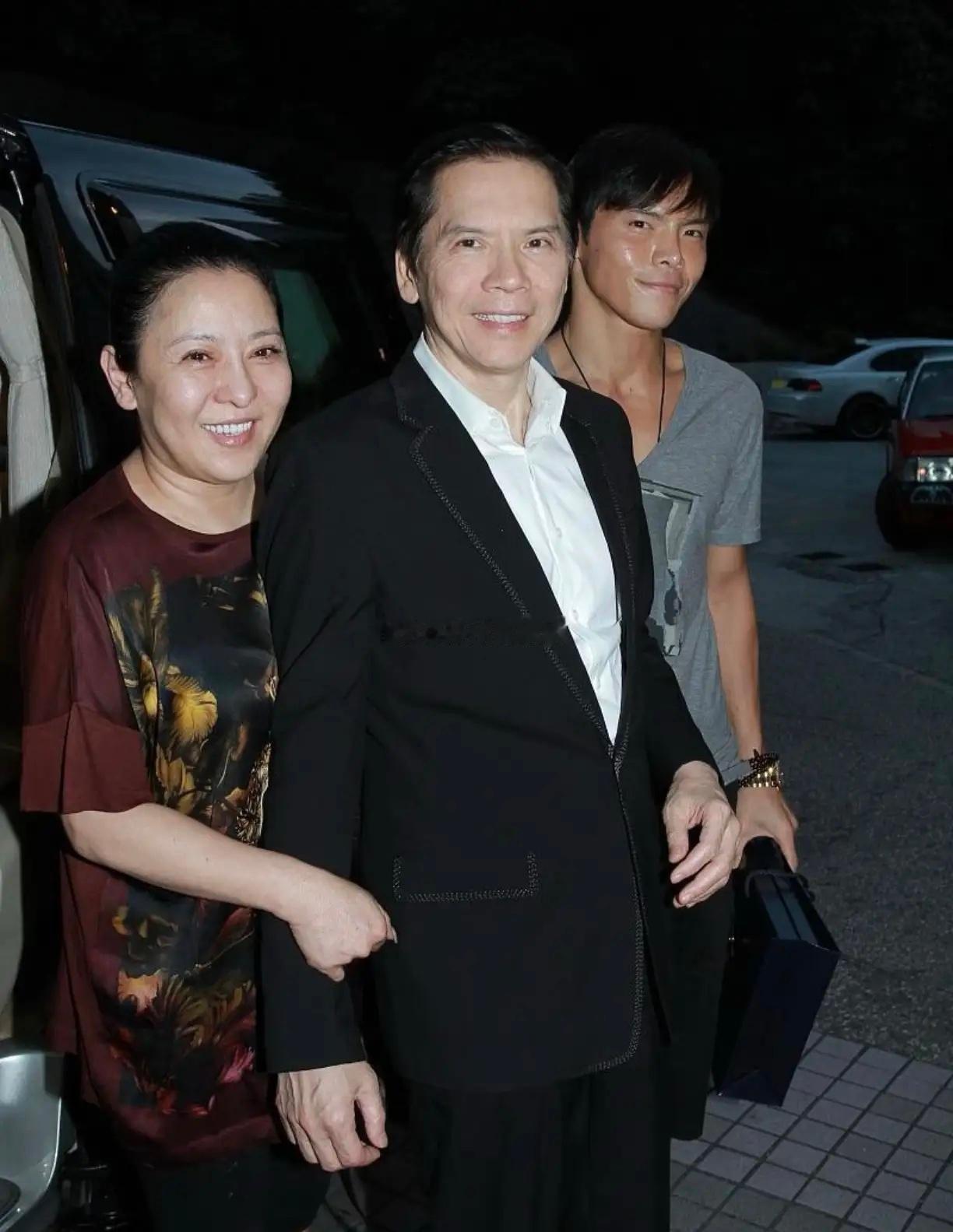 易立竞是真有本事，她干了一件，所有娱乐媒体想干但不敢干的事，对着向华强的儿子