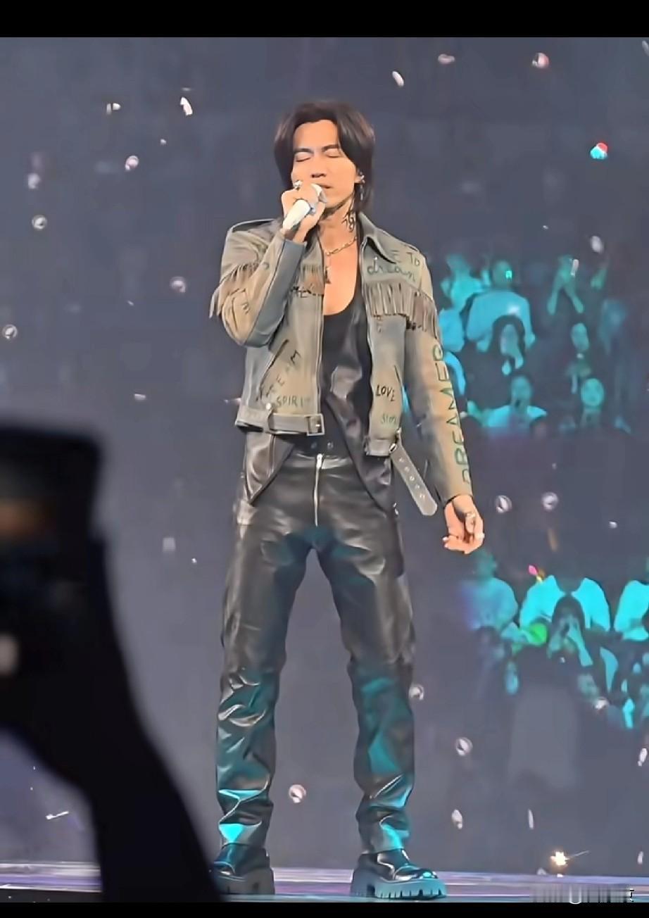 言承旭皮裤被喷上热搜！粉丝暴怒回怼：49岁还能这么帅，你行你上啊！F4演唱会