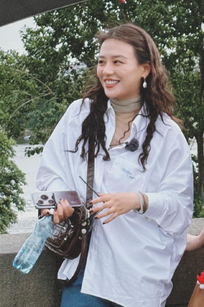 最近马思纯现身捷克，她这回穿的非常简洁，看上去年轻又靓丽。马思纯上身穿白色衬