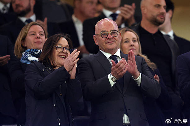 热刺热刺俱乐部的权力转移，是早就确定的事情，老刘易斯在巴拿马操控一切呢。那么，