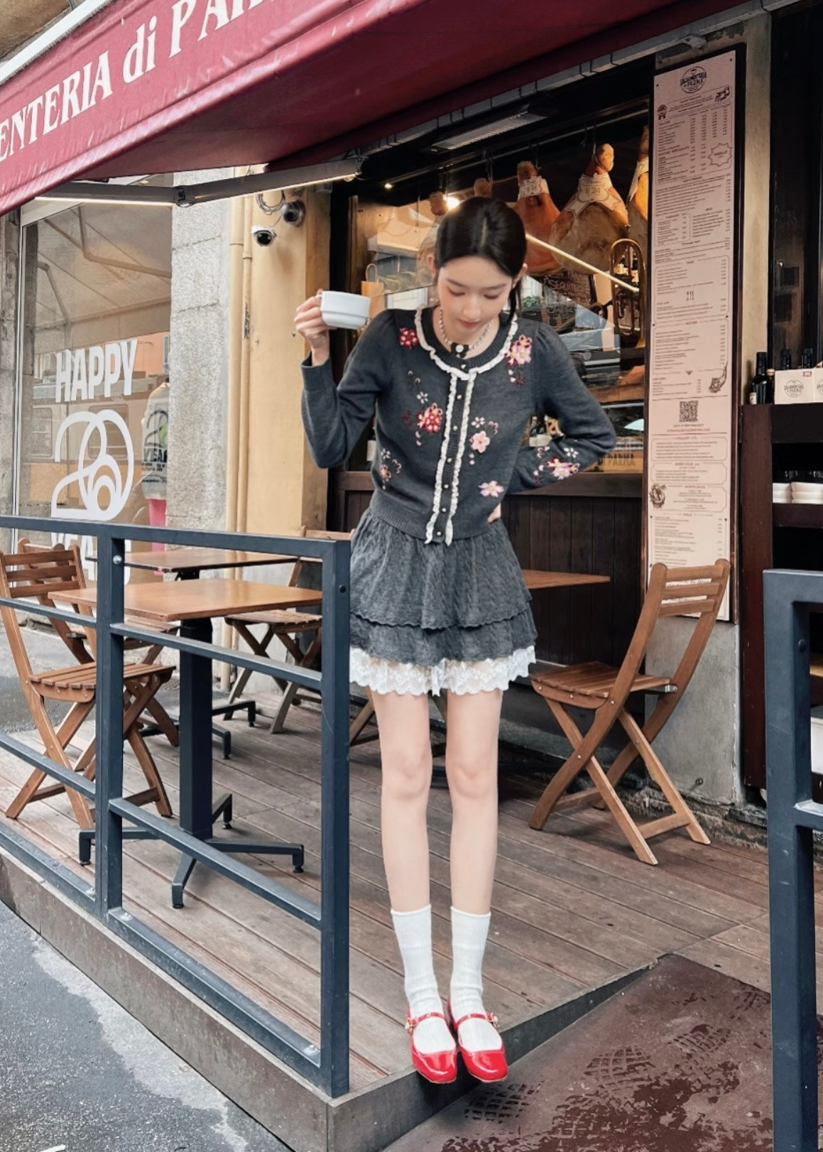 王玉雯A爆了跟着明星学穿搭！针织开衫配百褶裙走甜辣风，风衣配简约内搭走大气通