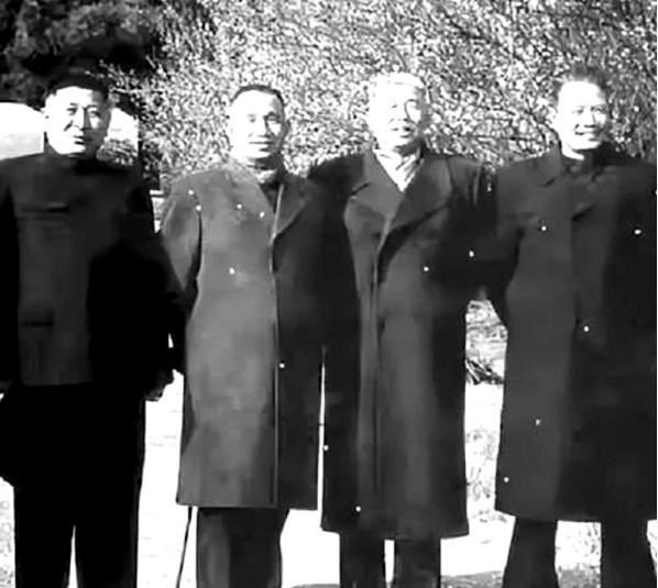 1972年，军事科学院副政委钟期光上将因病瘫痪，他的2个儿子参军无门。2个孩子没