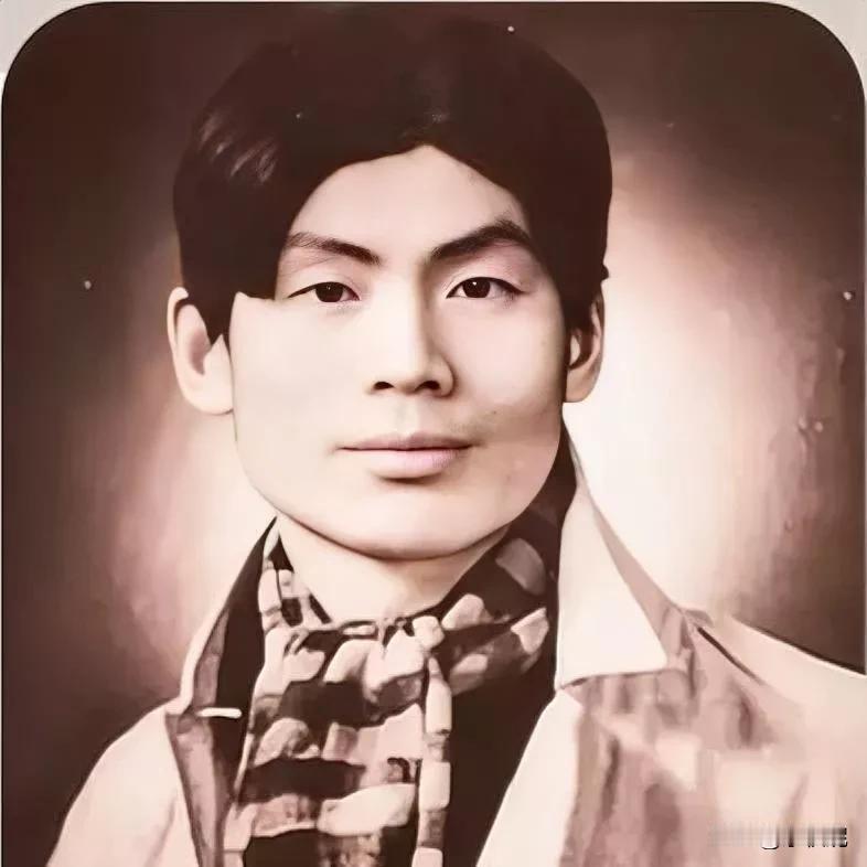 萧军日常三件事，吃饭睡觉骂艾青！萧军尽管脾气臭，但人不坏，他是确实有自己服