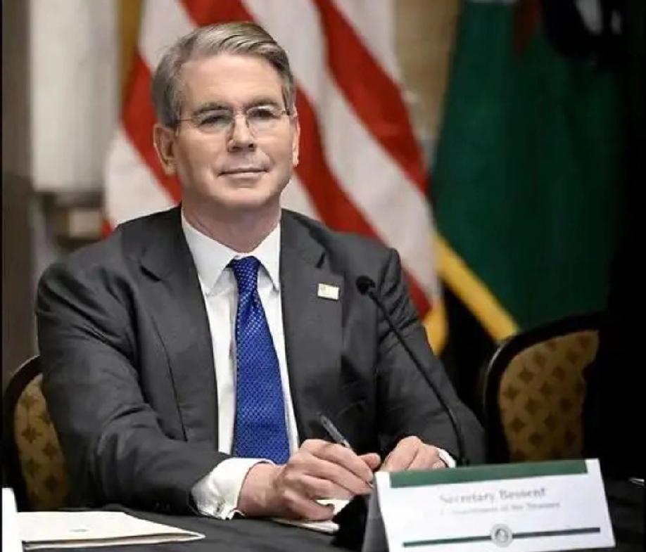 昨天，彭博社报道:“11月中国减持美债61亿美元至6826亿美元，创2008年以