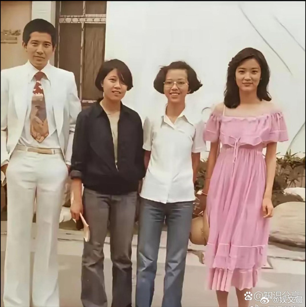 林青霞同框合照从不会输，无论身边是什么人，她永远是镜头里最吸睛出彩的那一位。