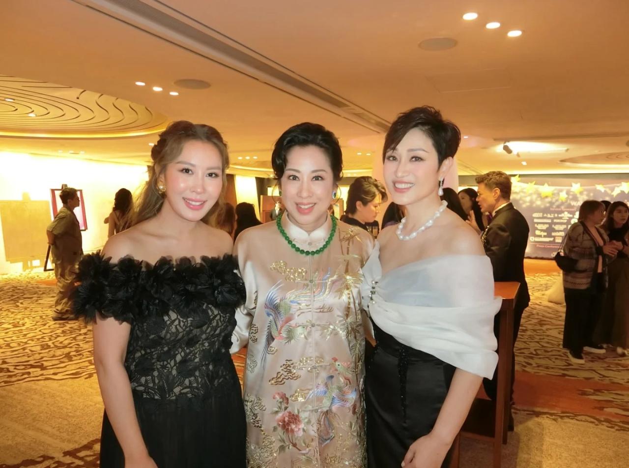 左边是曹敏莉，2003年港姐冠军，1982年出生，身高169cm。中间是朱玲玲