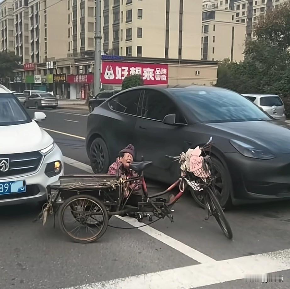 大妈坐在地上，一边拍打着地面一边哭，毕竟这时候，地面肯定很凉，子女一定要