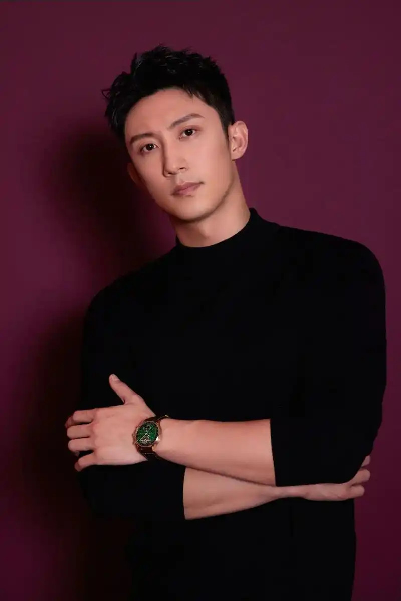 赢风官宣黄景瑜好你个赢风太会挑人了吧，黄景瑜的爷们儿气质就适合演接地气搞事业的