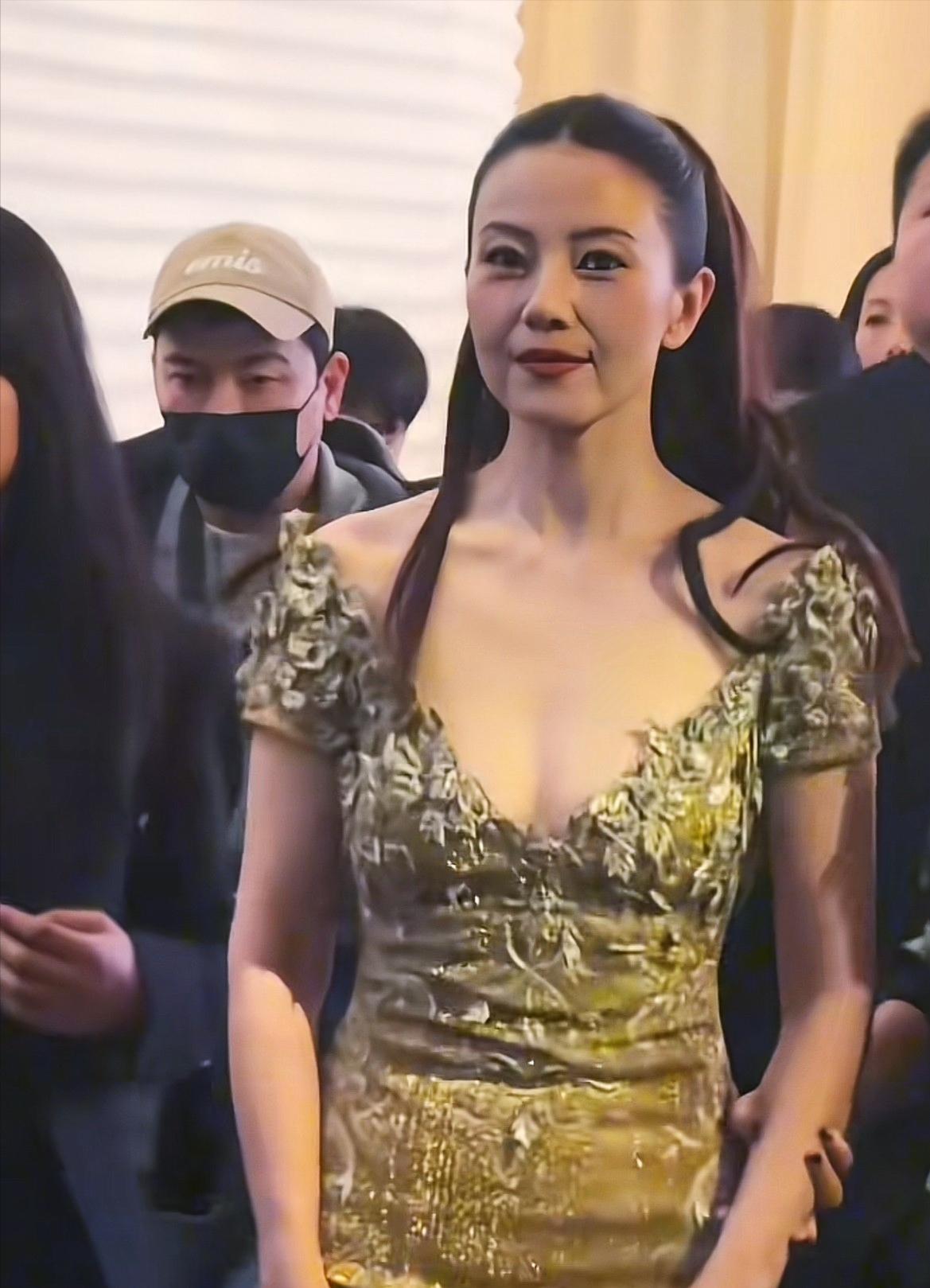 最近高圆圆无修生图疯传社交圈，有人盯着脸喊“垮了老了”，也有人夸“这才是中年该有