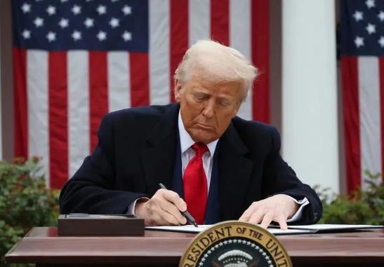 美国突然翻脸对中国下重手，做出一个前所未有决定欧盟公开充当其帮凶当地时间