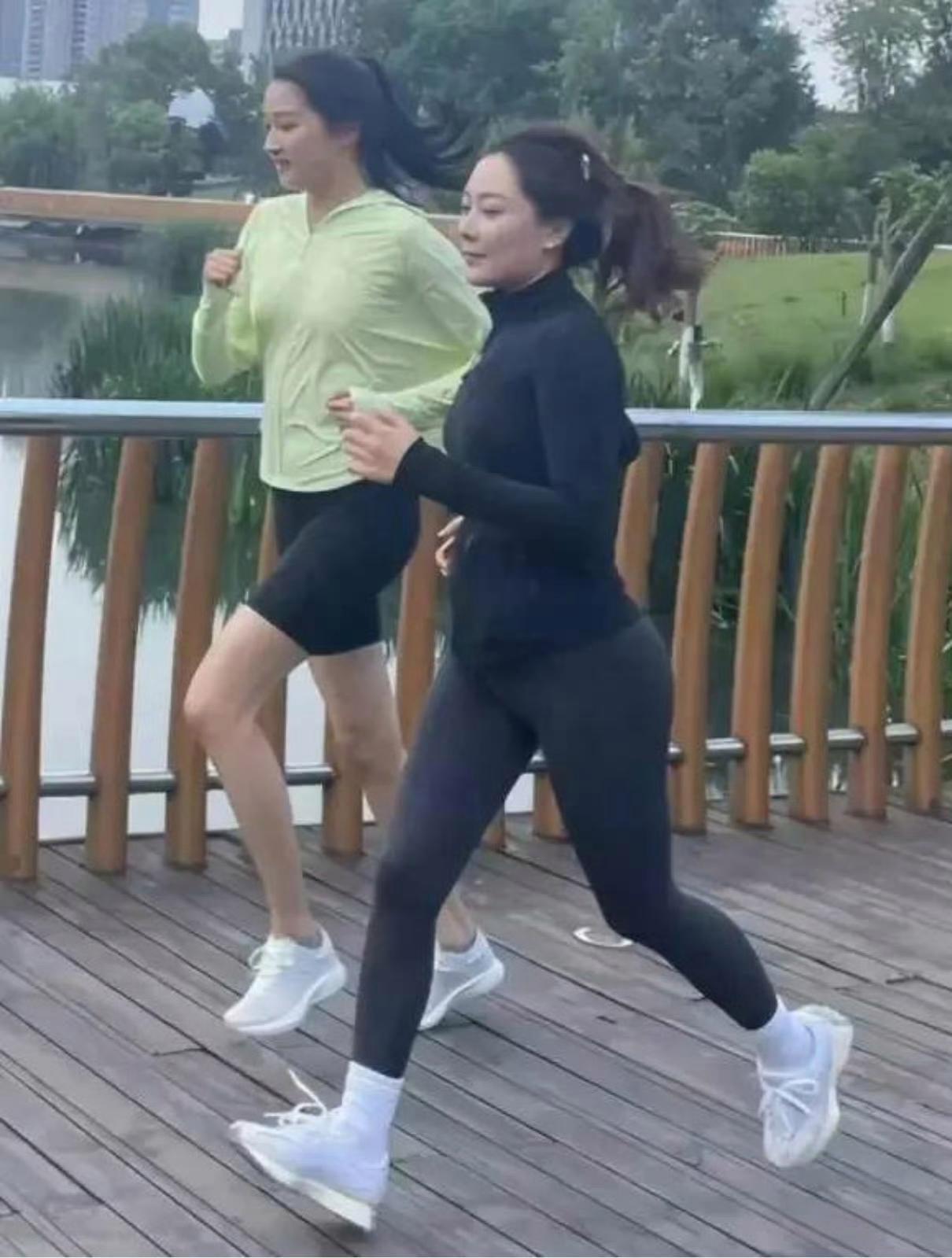 关晓彤穿短裤真的是别人的灾难啊！