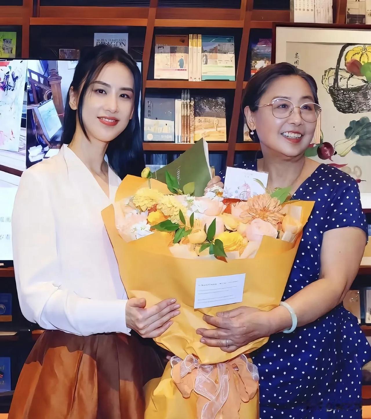 黄圣依妈妈是道理说起来头头是道，实际跟小孩的情感链接是没有的。杨子虽然是一副