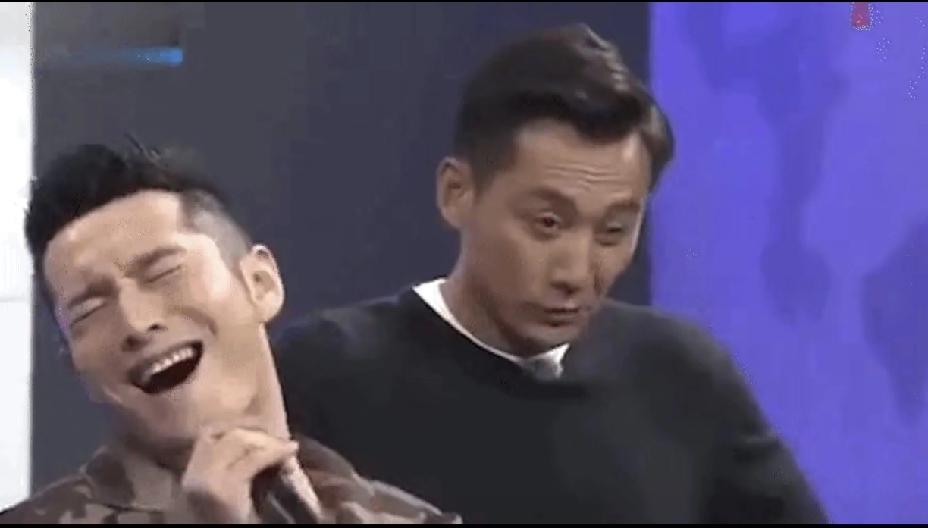 无意间刷到当年黄晓明飙高音的名场面，旁边刘烨的眼神和神态简直绝了。有网友调侃，