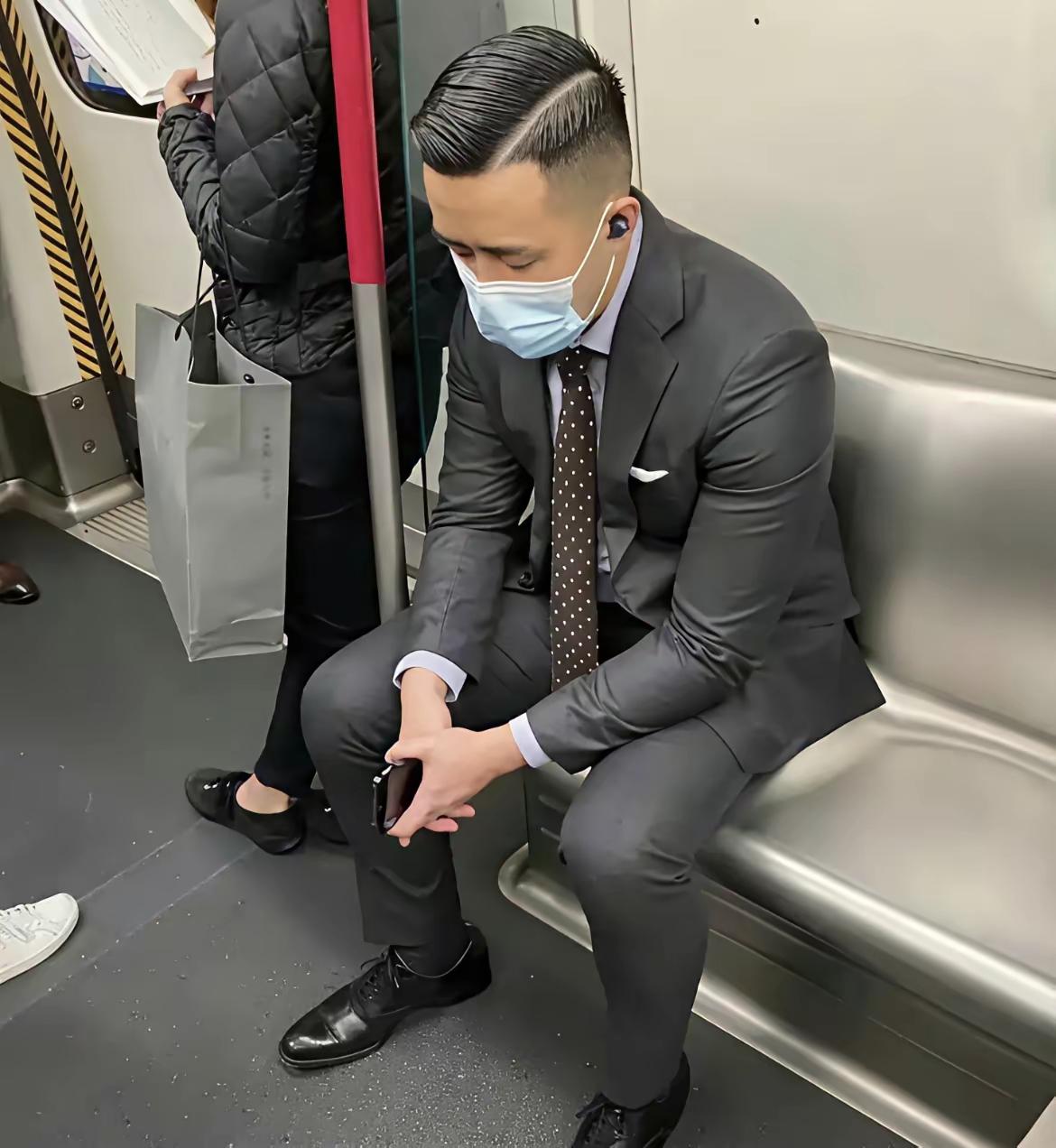 今天地铁上遇见这么一位男士，全身西服，搭配一双黑皮鞋，头发梳理的一丝不苟，一看有