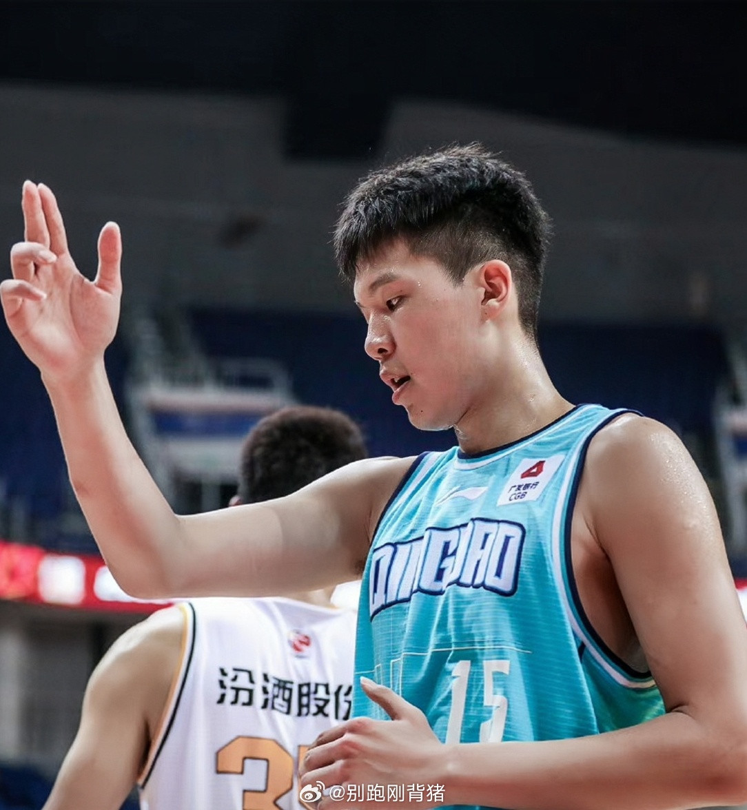 杨瀚森体侧数据：原地垂直起跳：66.04cm（26英寸），排名58位助跑最大垂直