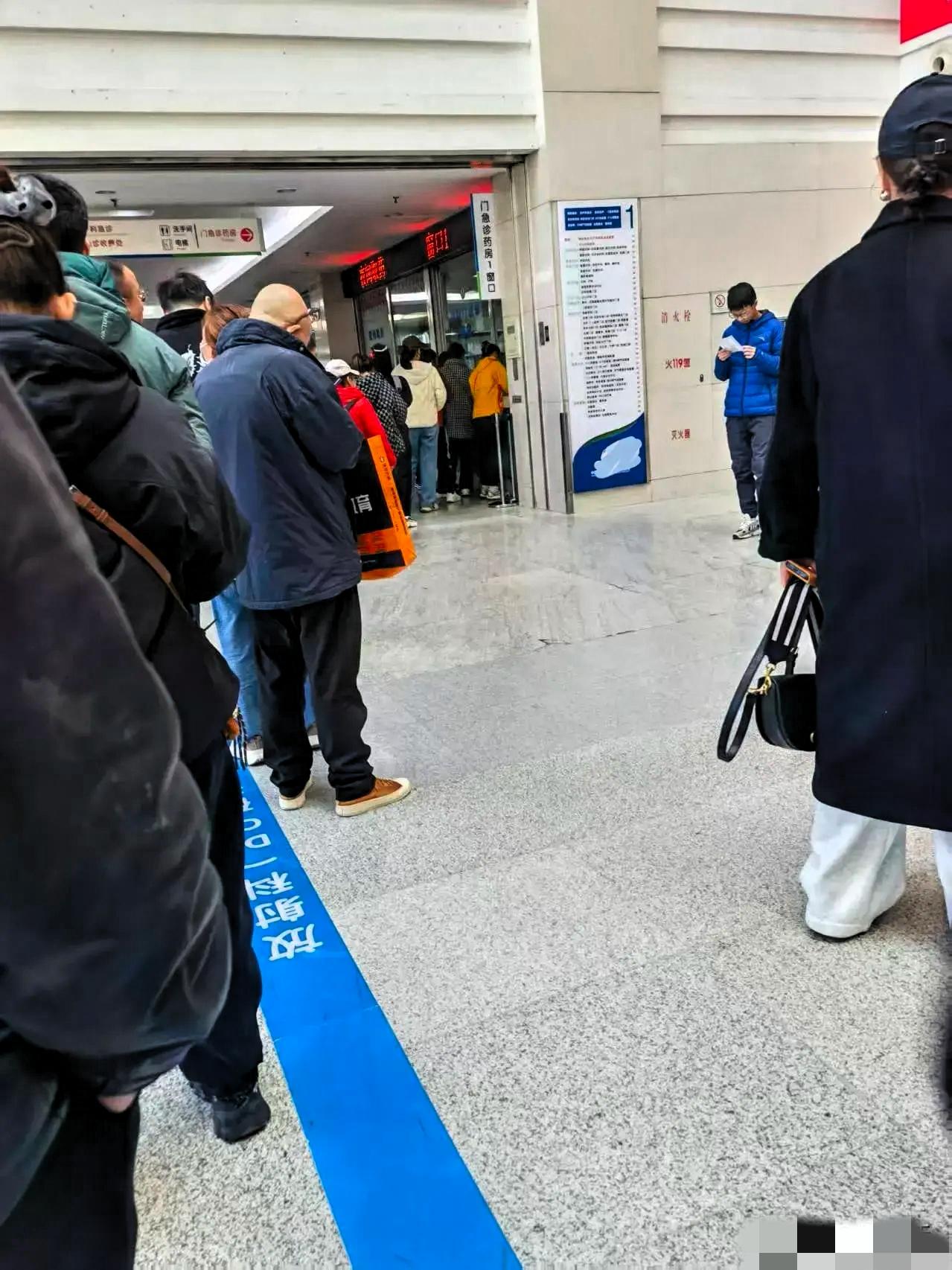 老伴60岁，一个月前突然浑身没劲，双腿沉得像灌了铅。起初以为是秋收累着了，可歇了