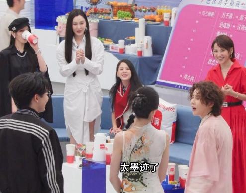 《浪姐7》今年节目组变新形式，姐姐们初见面由录播改成直播。这季直播时间漫长又