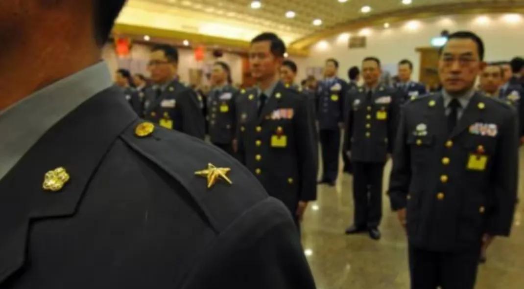 台媒曝光:大批台军军官申请离职退役，感受到了战争的信号？近日台媒《菱传媒》曝光