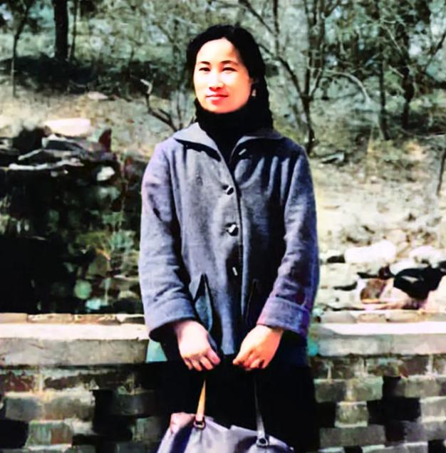 1962年，屠呦呦赴海南工作临行前留影。照片里的她穿着洗得发白的蓝布工装，背