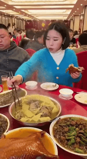 这是谁的老婆，又是谁的妈妈？吃酒席碰到的这样的女人，可真算是倒霉到家了，手抓着的