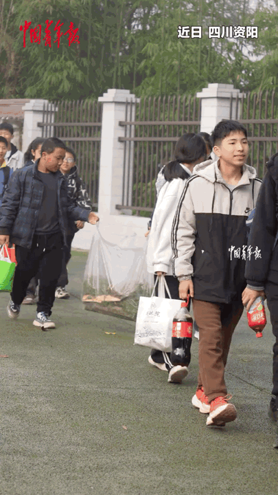 近日，四川资阳安岳县文化镇初级中学凭借一场带着锅碗瓢盆的春游活动走红。