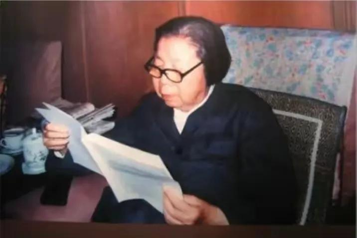 80年代初，原军统特务要求享受离休待遇，邓颖超批示：不能亏待他“张表老当真不