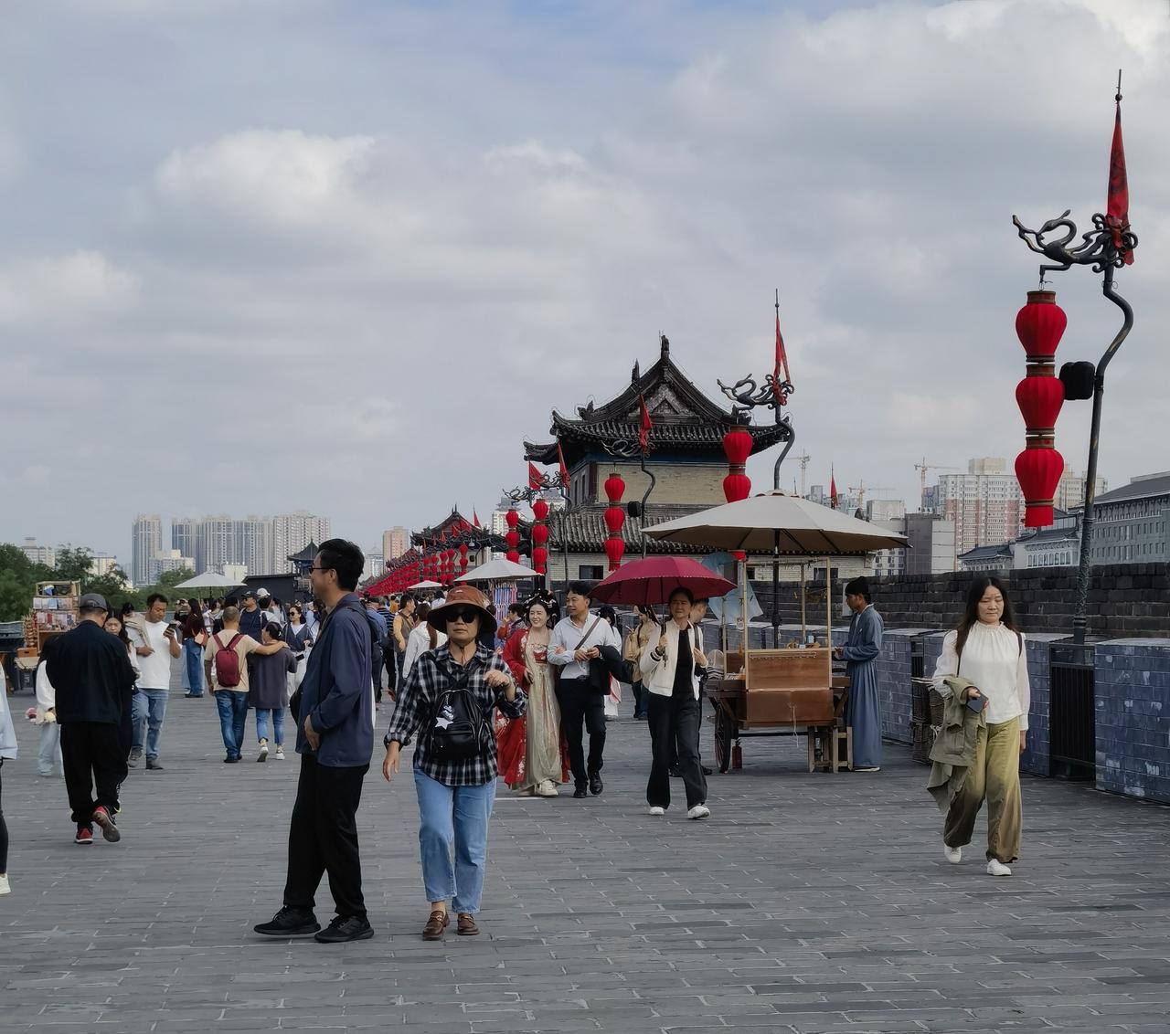 西安五日行的感慨：西安街头满眼皆是结伴慢行的银发旅人，看似寻常景象，实则藏着