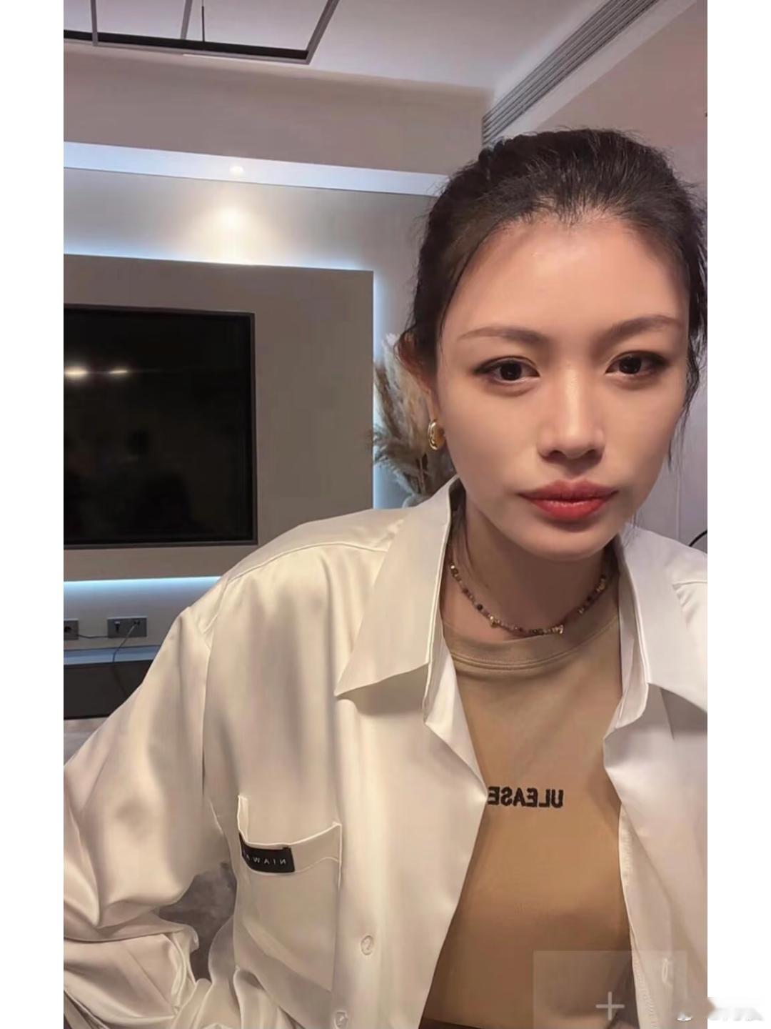 2004年葛荟婕才17岁，正是当模特势头超猛的时候，录体育节目时碰到了大她16岁