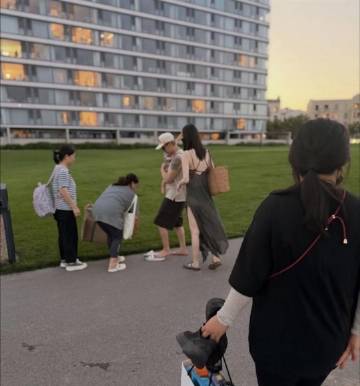 陈伟霆单手抱娃，何穗白到发光穿开叉裙，10个月小win会爬了！一家三口度假风满满