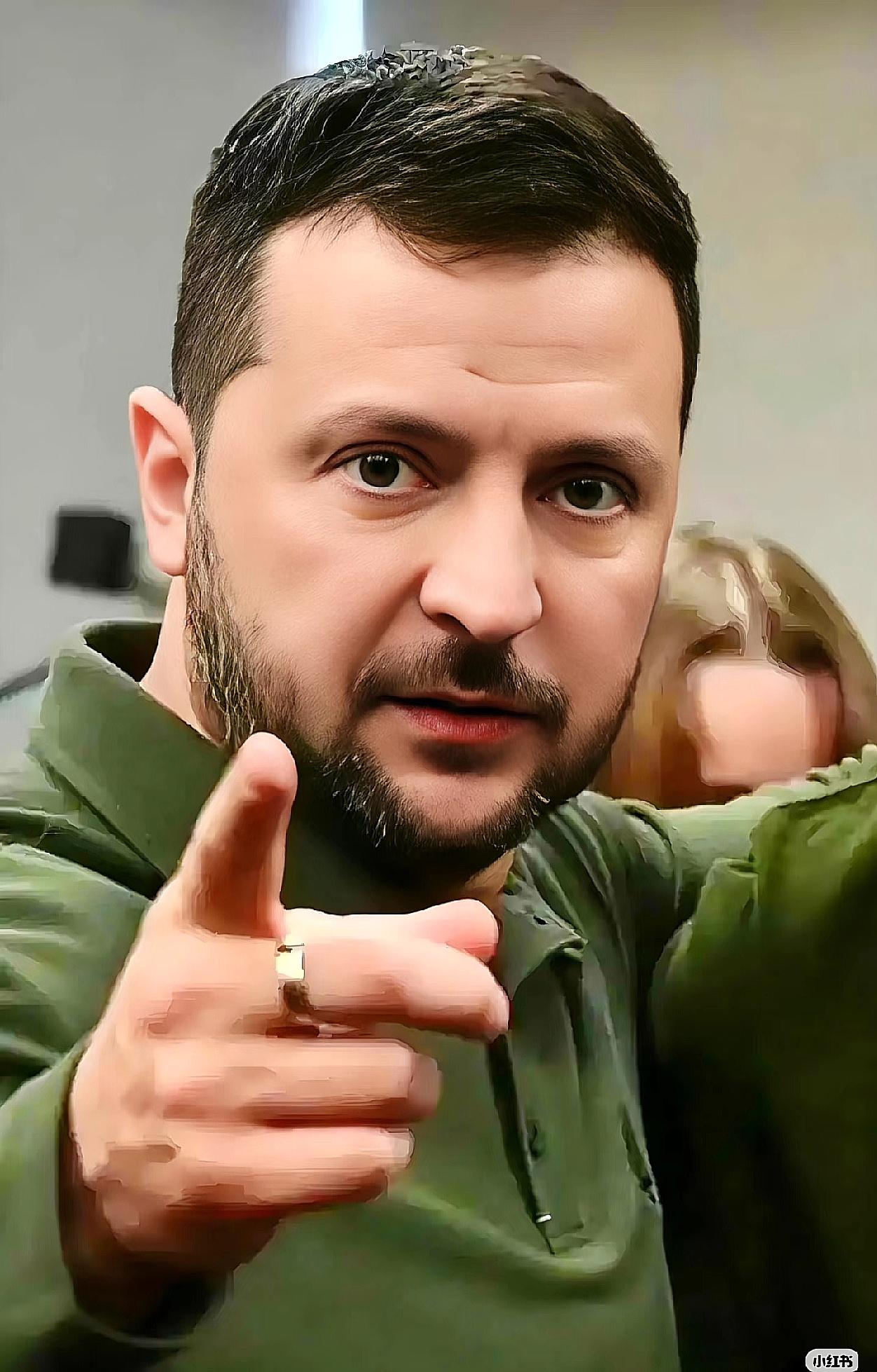 大早上刷到泽连斯基的新闻，给我整乐了!他居然公开喊话，要求俄罗斯必须为战争负