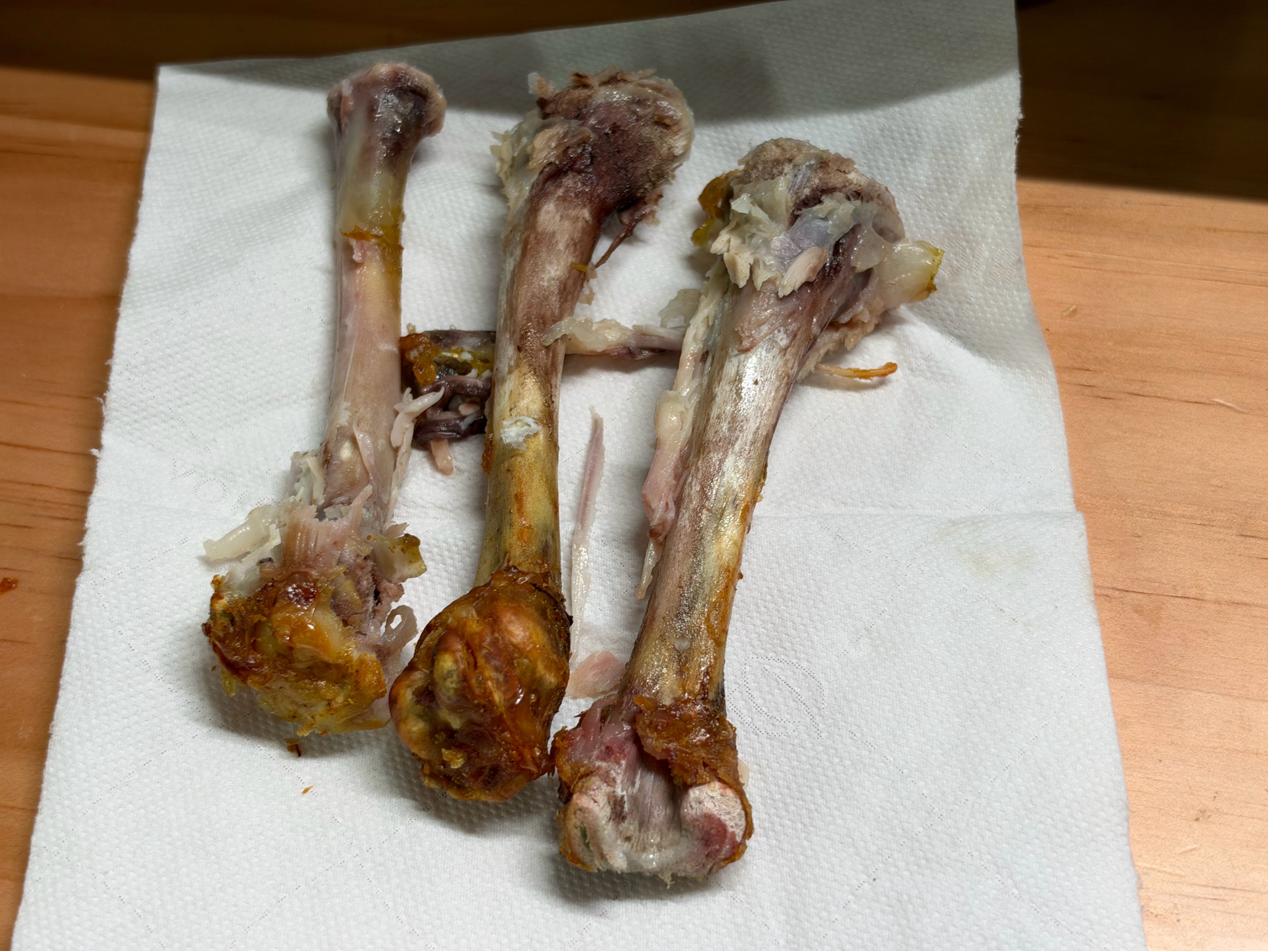 吃饭了吗，沙奔给我烤了最好的鸡腿，我吃了3个偷了黄雯雯的咖啡，配合制