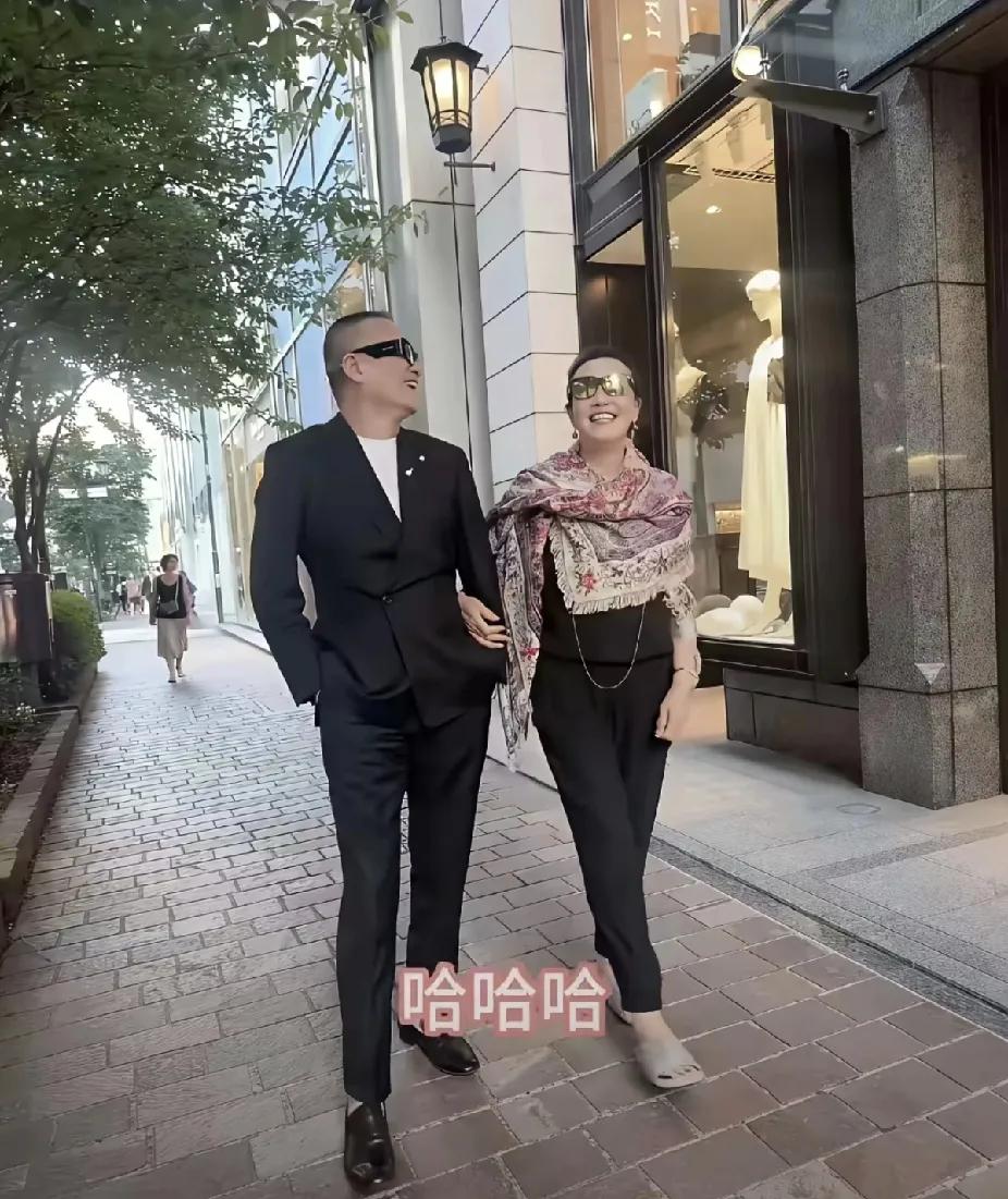 张兰新恋情曝光！被嘲笑长得像韩国卤蛋，一米八几大个，也是光头，可以看得出来马筱