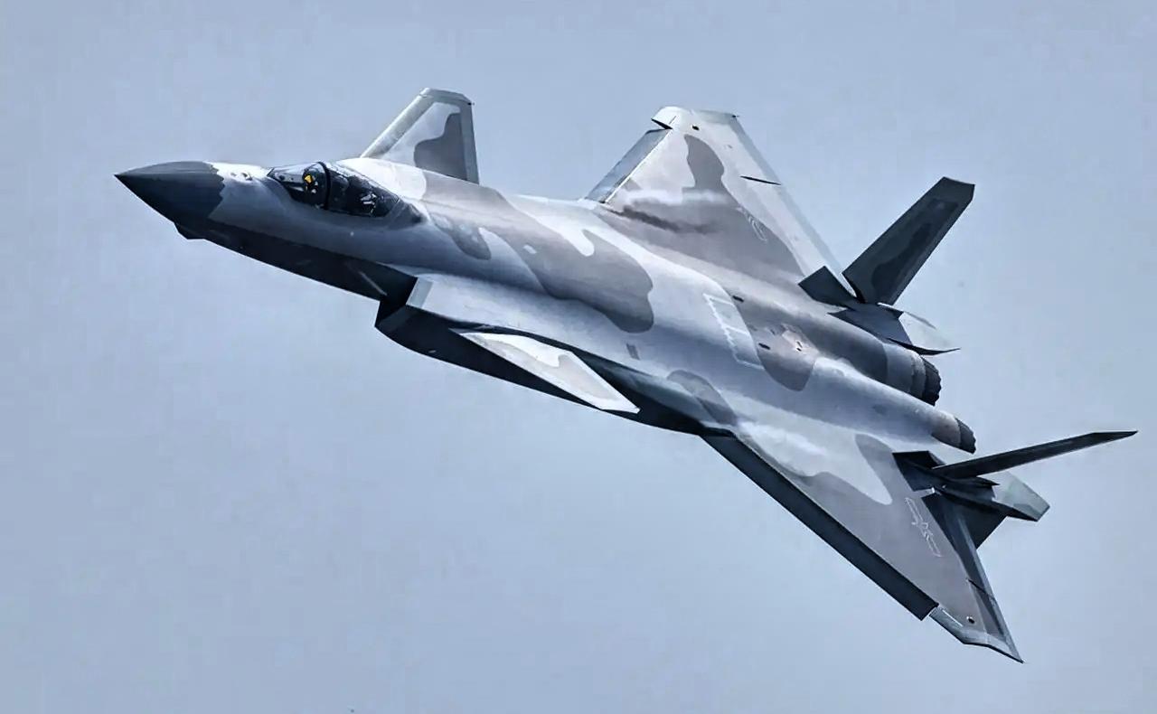 美媒又在那“瞎带节奏”了？嚷嚷着咱们歼20这就“空降”台岛头顶了，还煞有介事地说