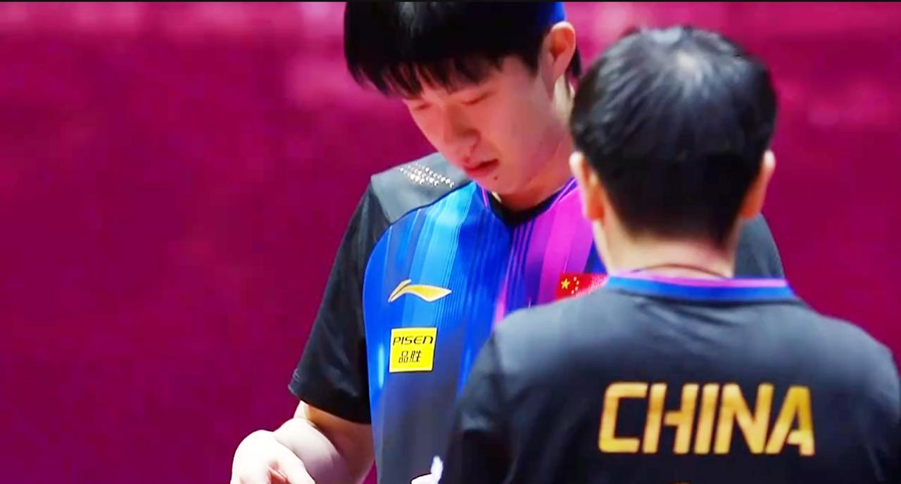 大头：奥运会球拍被人踩！莎莎：那次可能只是个意外。大头：那这回球拍被人撕呢？