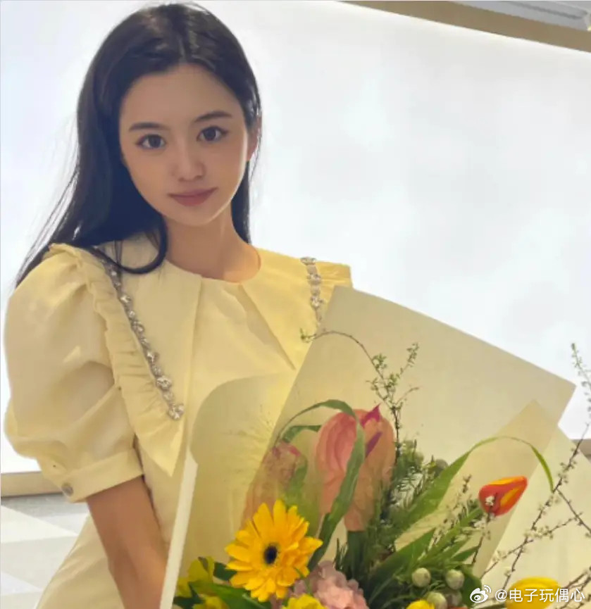 黄晓明官宣晒新人，照片流出后，网友：这眼光，挺专一的！