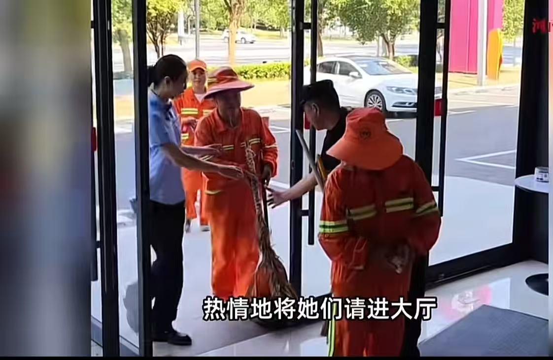 “这个银行火了！”湖北武汉，环卫工人站在银行门外，踮着脚看银行大厅屏幕上播放的