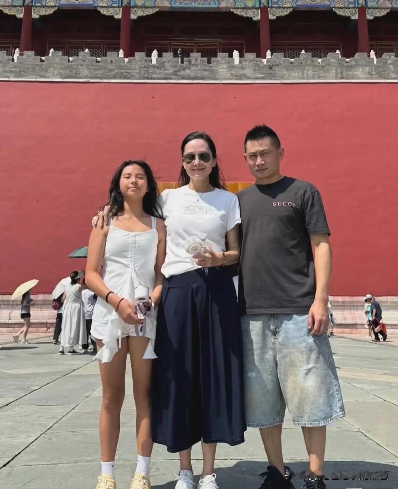 被51岁的郭羡妮惊艳到了，她这身材保养的也太好了吧，看起来就像40岁的人。和老公