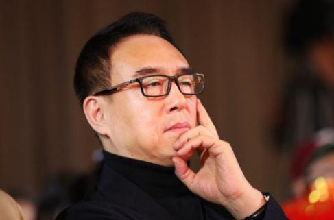 2006年，47岁的春晚导演郎昆趁32岁妻子马艳丽出国，出轨24岁舞蹈家刘岩，妻