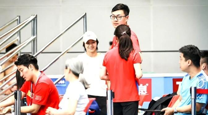 5月28日，全红婵和陈若琳难得同框，泳池边一聊就是好一会儿。黄衣棒球帽，人还没开