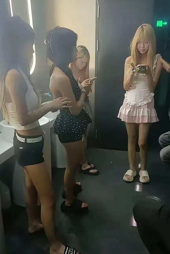 不要羡慕黄毛女朋友多，黄毛的女朋友基本都是这种类型，所谓的精神小妹。这话听着