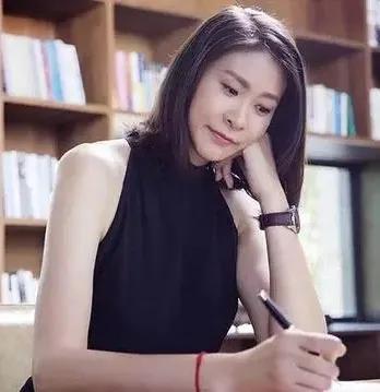 历年来，中国女排最漂亮的三位美女。她们看起来，白净，优雅，端庄，秀气，是最不像搞