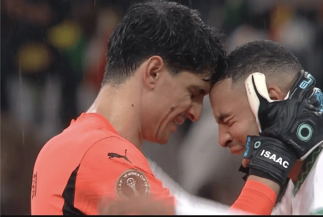 布努和恩内斯里抱头痛哭！传奇捕罗队的传奇捕手们遭遇挫折，非洲杯遗憾失冠！塞内加尔