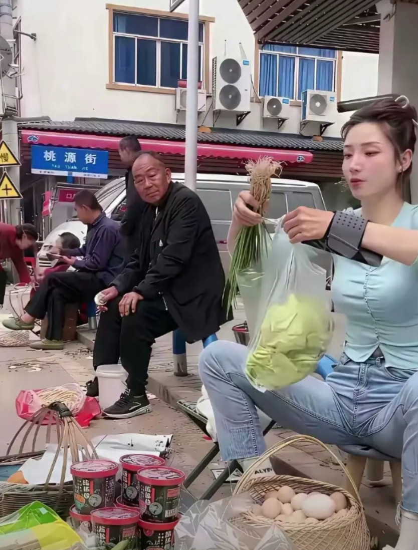 大爷很羡慕旁边的生意